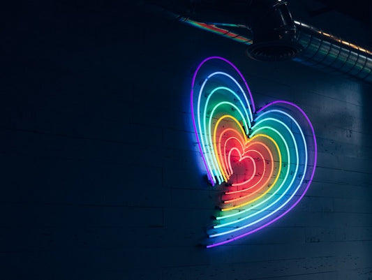 corazón dibujado con luces de neón que va creciendo y cambiando de color