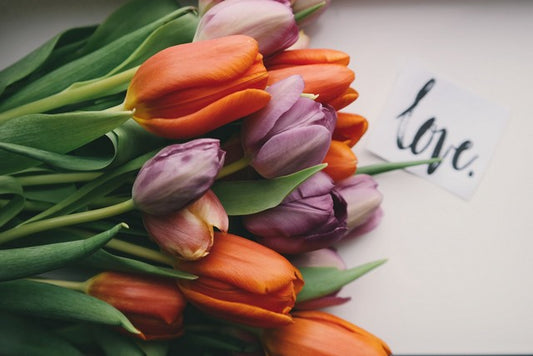 ramo de flores en un fondo blanco que contiene la palabra love