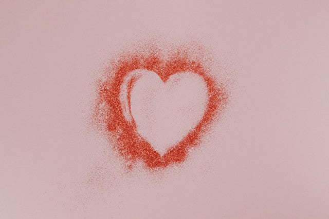 corazón difuminado dibujado en fondo rosado