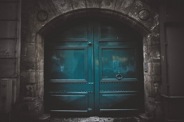 puerta azul en pared de concreto