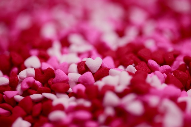 pequelos corazones simulando piedritas