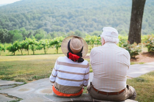pareja de ancianos sentados uno al lado del otro observando la naturaleza