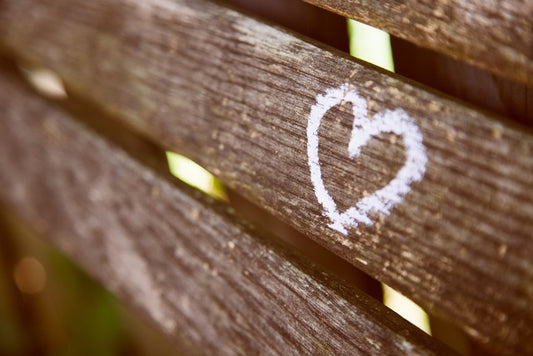 corazón dibujado en banca de madera