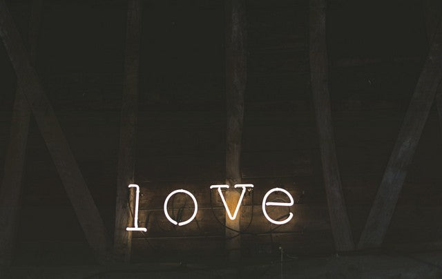 amor escrito con letras de neon en fondo negro