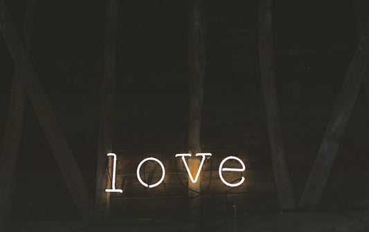 amor escrito con letras de neon en fondo negro