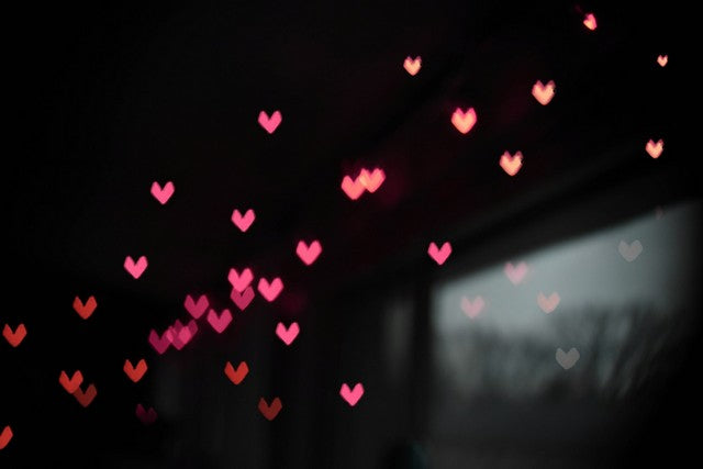 corazones pequeños volando en un fondo negro