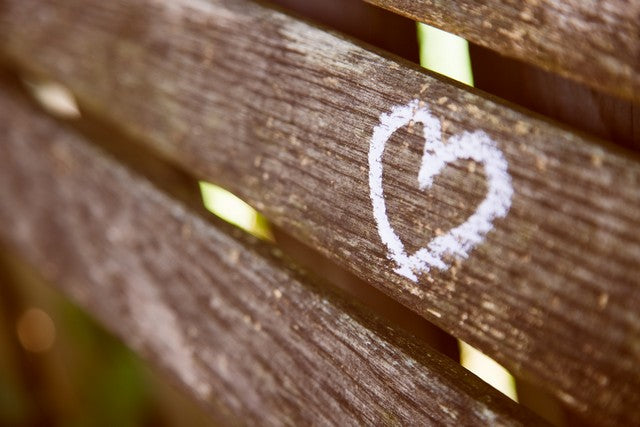 corazón dibujado con tiza en una banca de madera