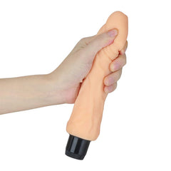 Vibrador Real Feel de 20 cm apretado en mano